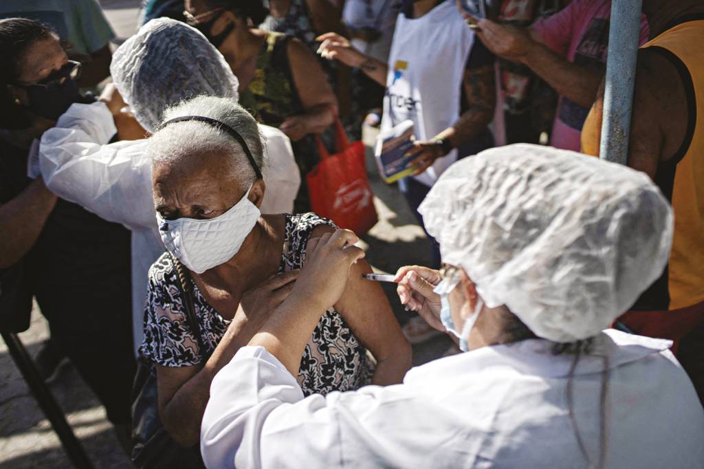 Em experiência inédita, população de Botucatu será vacinada em um só dia