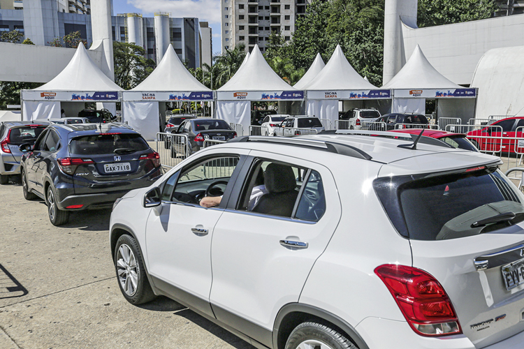 055_AGIF384259.jpg ATRASO - Fila para imunização em São Paulo: a fresta para a normalidade ainda não se abriu no Brasil -