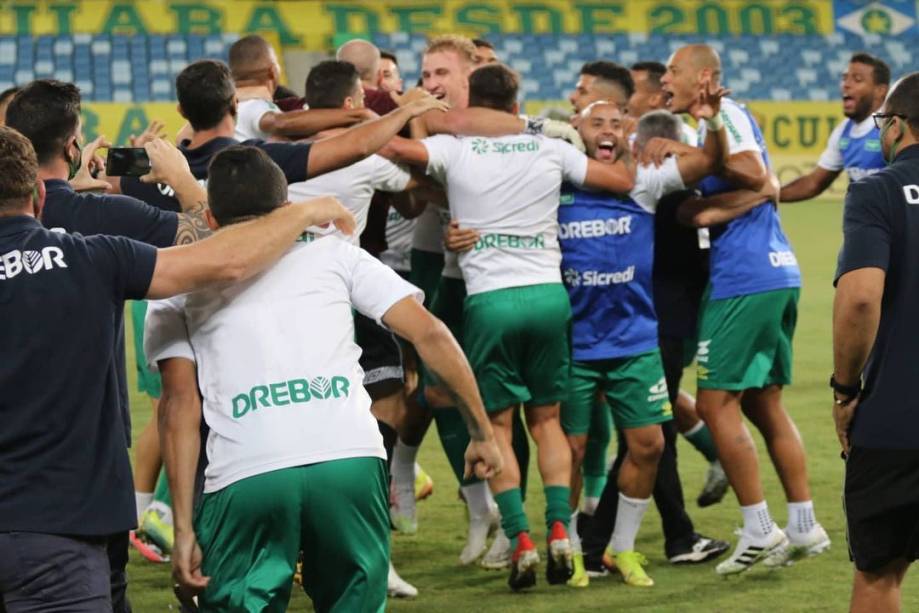 Equipe do Cuiabá comemorando o acesso para a série A do Brasileirão -