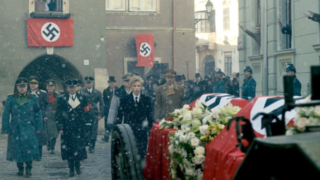 2017-12-21-the-crown17-1553740784-640×360 Cena da série 'The Crown' mostra príncipe Philip no cortejo fúnebre de sua irmã, na Alemanha -