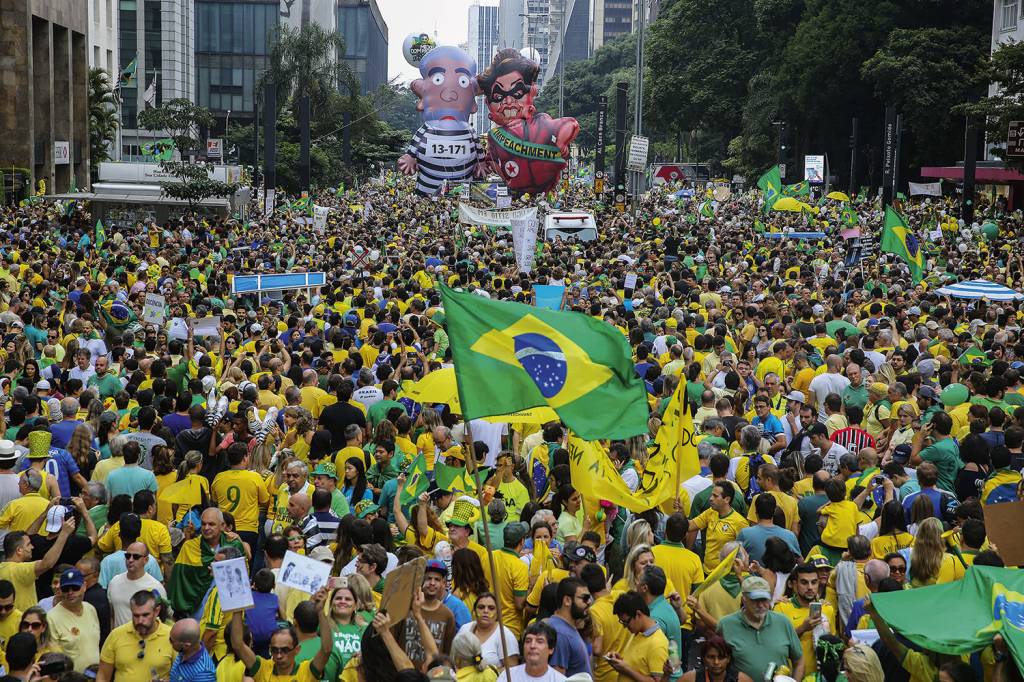 BOA-PROTESTO-PIXULECOS-DILMA-LULA-2016.jpg NAS RUAS - Manifestação na Avenida Paulista: pressão popular ajudou a acelerar a queda -