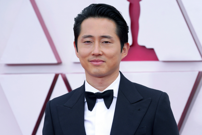 Steve Yeun, indicado na categoria de Melhor Ator por 'Minari - Em Busca da Felicidade', chega ao tapete vermelho