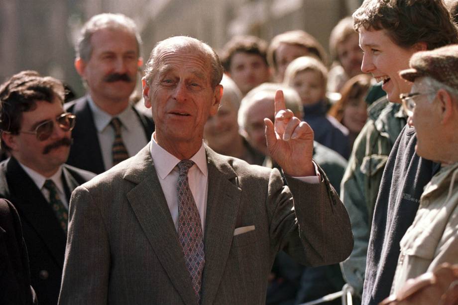 O príncipe Philip durante um passeio a pé pela antiga cidade tcheca de Kutna Hora, em 1996 -