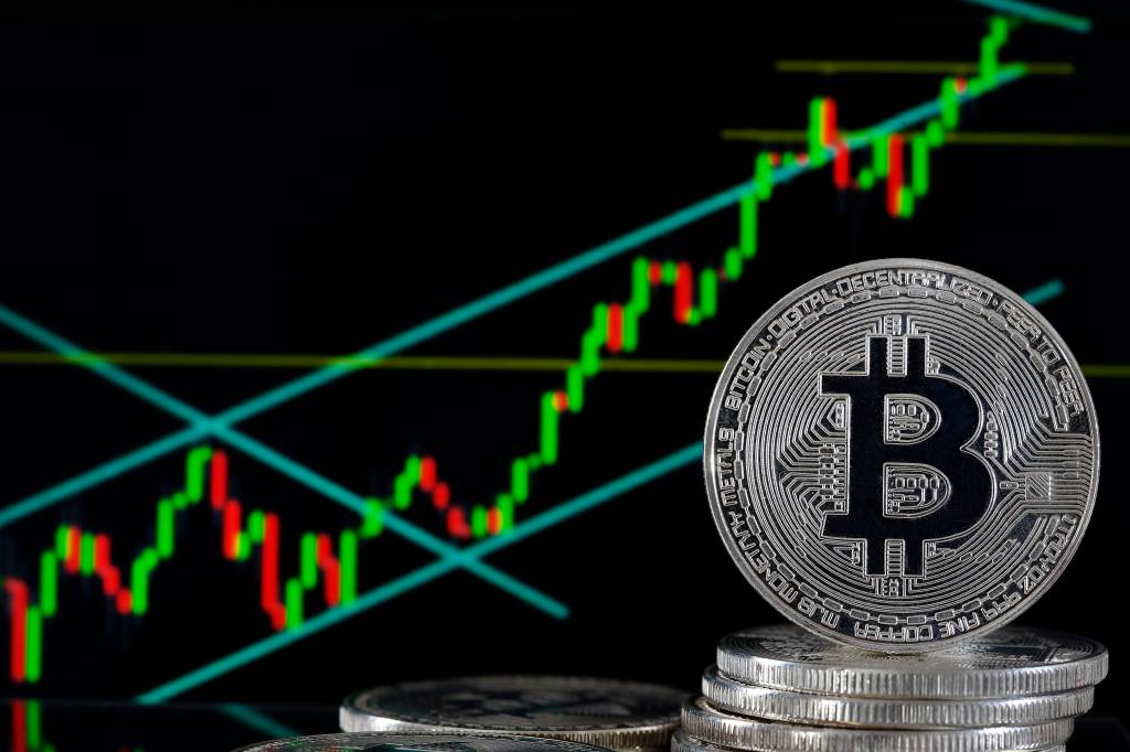 Bitcoin em US$ 100 mil: analistas contam se vale a pena investir