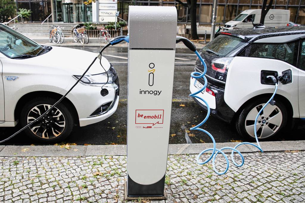 Daily Life In Berlin FROTA RENOVADA - Recarga de carro elétrico: o motor a gasolina na berlinda -