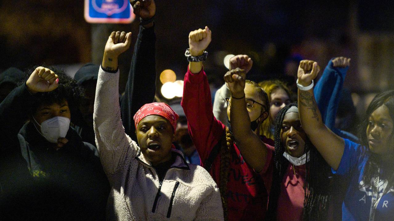 Protesto contra a morte de Daunte Wright, de 20 anos, pela polícia em Minnesota - 11/04/2021