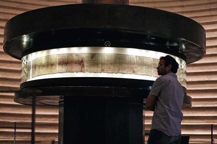 AVENTURA SEM FIM - Reprodução dos manuscritos do Mar Morto no Santuário do Livro, no Museu de Jerusalém