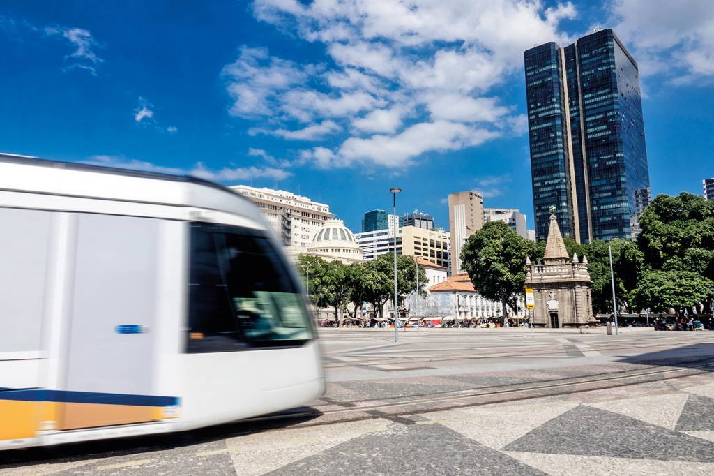 VLT riding downtown Rio de Janeiro OUTRO PÚBLICO - Rio: de novo, tentativa de revitalização -