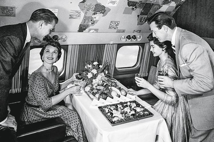 GettyImages-141551511.jpg GLAMOROSO - Refeições nos anos 1960: o paladar a serviço do conforto -