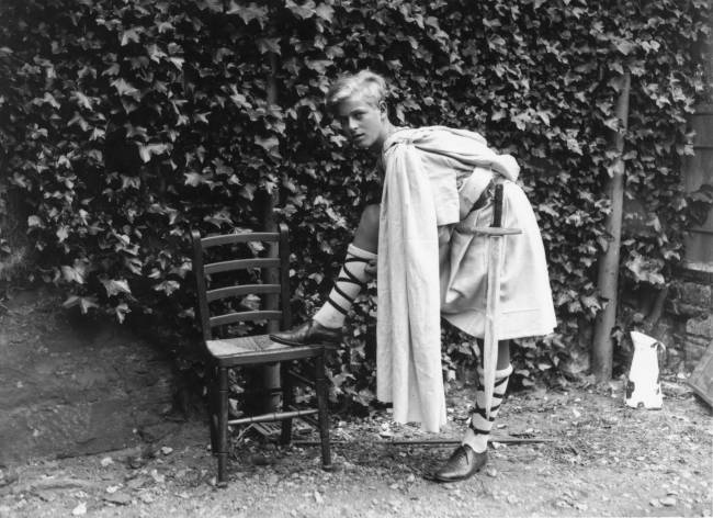 Young Prince Philip Philip em sua juventude, fantasiado para uma produção escolar de MacBeth - Julho de 1935
