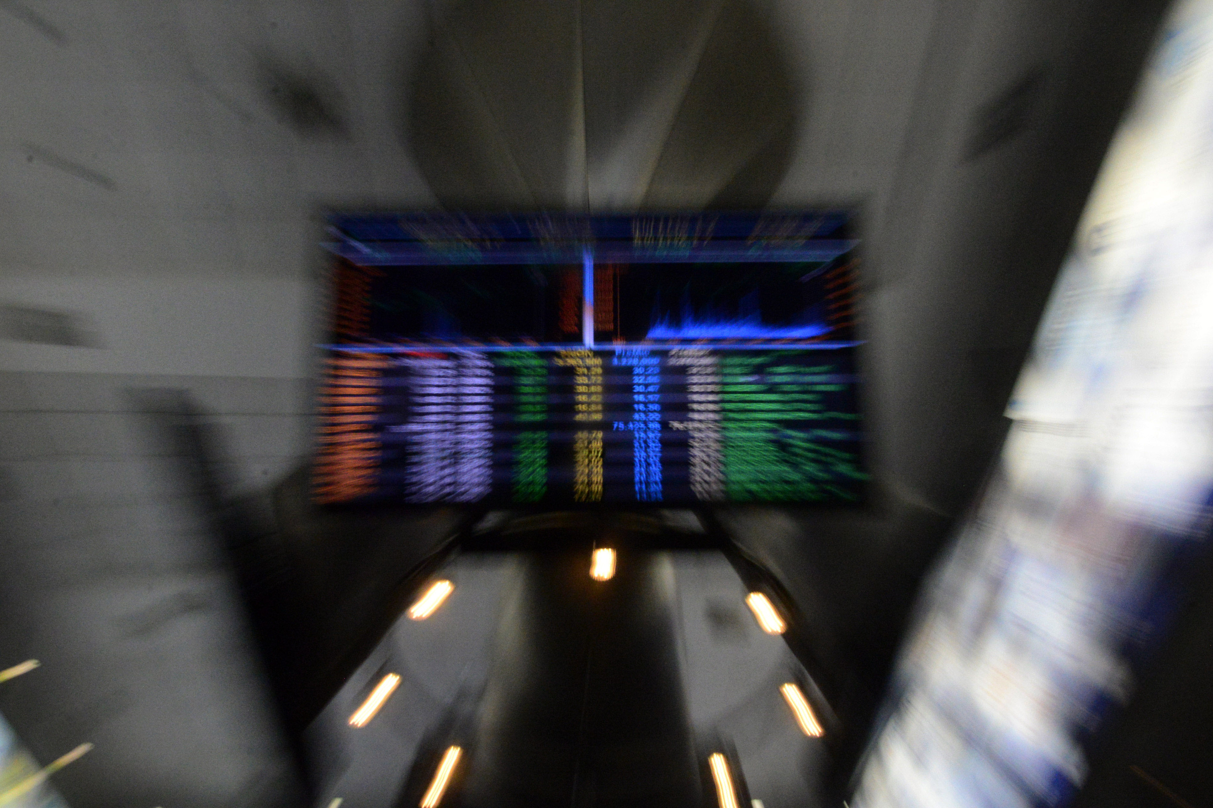 Ibovespa recua puxado pelo Santander enquanto mercado aguarda decisão do Fed
