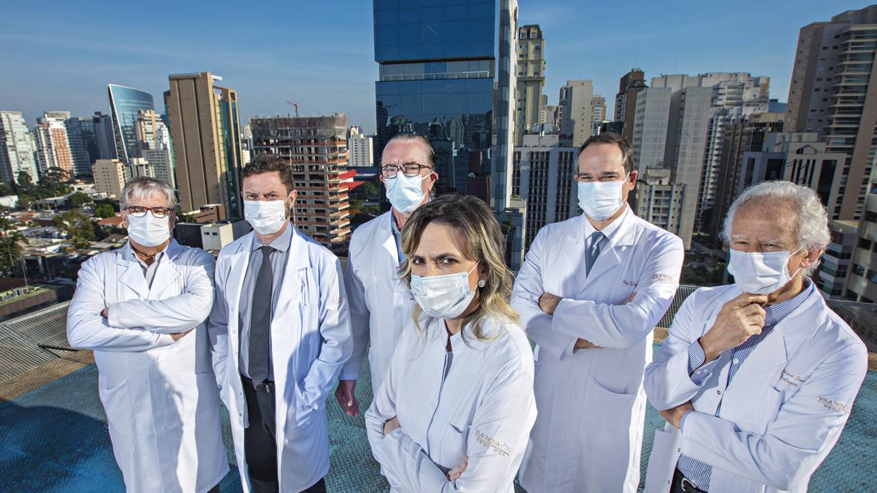 ELITE DE JALECO - Da esq. para a dir.: Fernando Soares (ex-A.C. Camargo), Vanderson Rocha (ex-Sírio-Libanês), Antônio Macedo (ex-Albert Einstein), Paulo Hoff (ex-Sírio-Libanês), Miguel Srougi (ex-Sírio-Libanês). No centro, Ludhmila Hajjar (ex-Sírio-Libanês) -