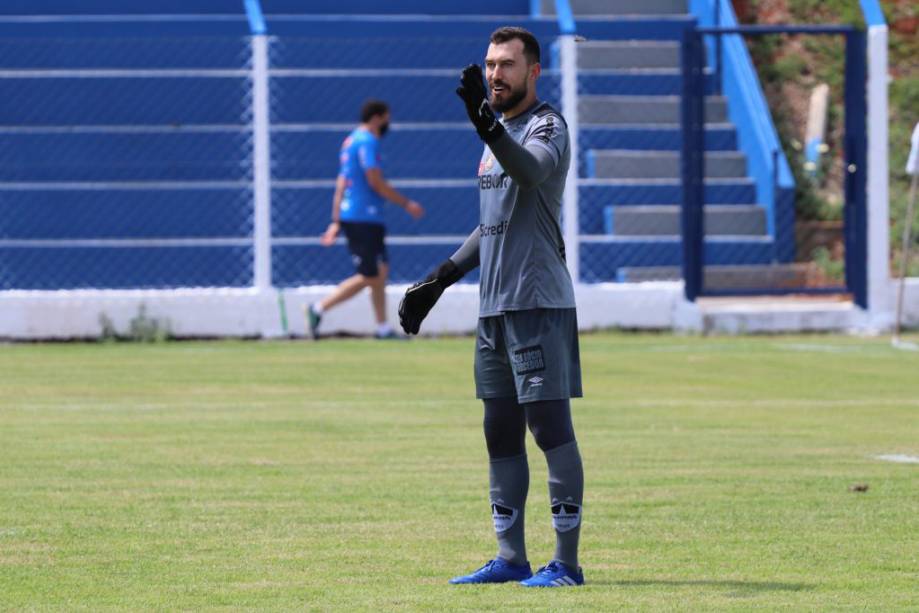 Goleiro Walter em ação pelo Cuiabá no campeonato regional -