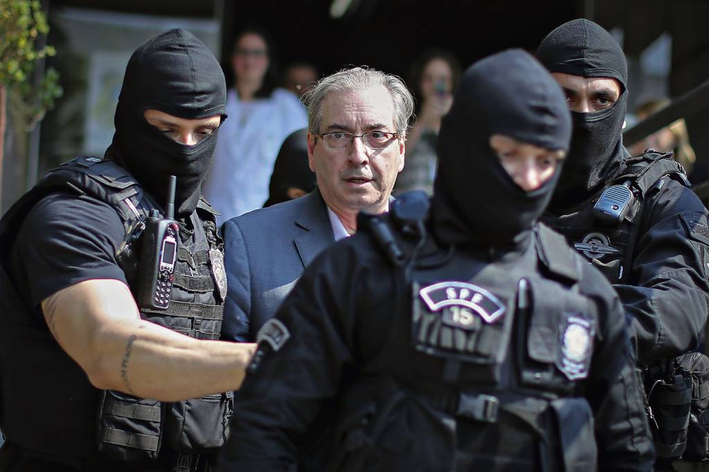 LAVA-JATO-EDUARDO-CUNHA-PRISAO-2016-486.jpg CERCADO - Cunha no dia da prisão: ele responde a dez processos e já tem duas condenações -