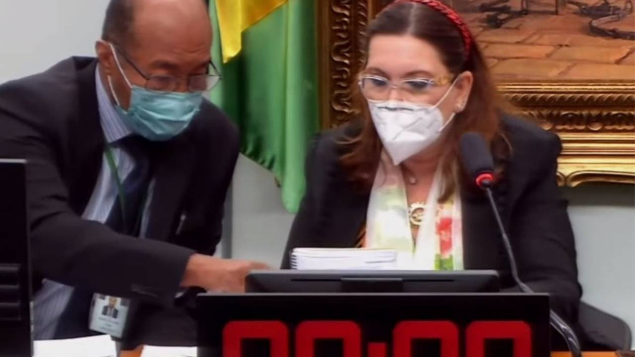 O secretário-executivo da CCJ, Silvio Avelino, orienta a presidente da comissão, Bia Kicis (PSL-DF)