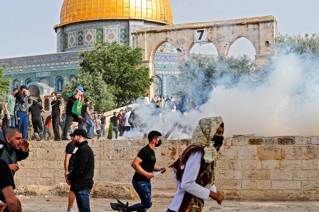 PALESTINIAN-ISRAEL-CONFLICT-AQSA FUMAÇA E TIROS - Mesquita de Al Aqsa: os fiéis e a polícia se enfrentam -