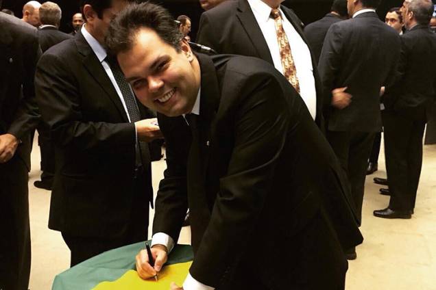 Covas, quando deputado federal, assinando uma bandeira pelo apoio ao impeachment de Dilma Rouseff, em 2015 - Covas, quando deputado federal, assinando uma bandeira pelo apoio ao impeachment de Dilma Rouseff, em 2015 -