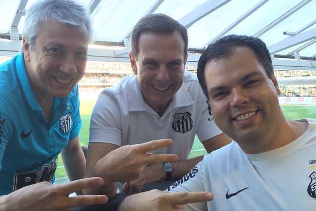 Bruno Covas na Vila Belmiro, torcendo pelo Santos, seu time de coração - Bruno Covas na Vila Belmiro, torcendo pelo Santos, seu time de coração -