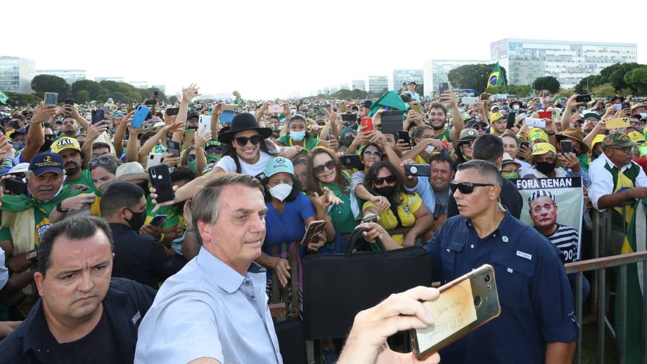 O presidente Jair Bolsonaro participa de ato na Esplanada dos Ministérios, em Brasília - 15/05/2021