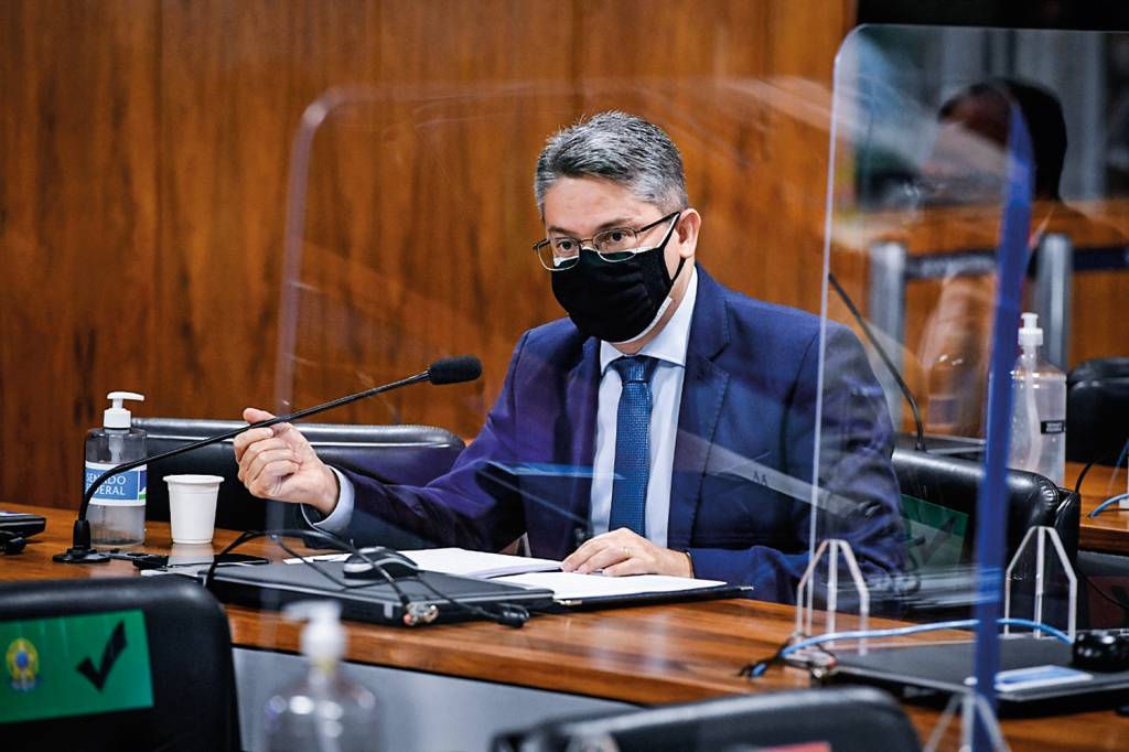 ALESSANDRO VIEIRA-CPI-COVID-1.jpg OBJETIVIDADE - Alessandro Vieira, que tem experiência como delegado: técnica de interrogatório durante os depoimentos -