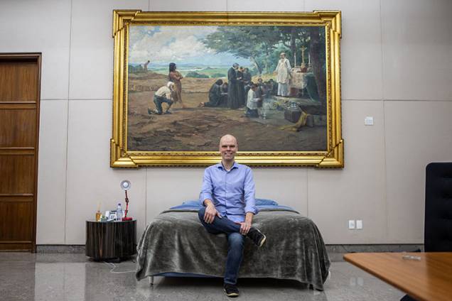 O prefeito Bruno Covas tirou a cama da própria casa e passou a dormir no seu gabinete na prefeitura da cidade - O prefeito Bruno Covas tirou a cama da própria casa e passou a dormir no seu gabinete na prefeitura da cidade -