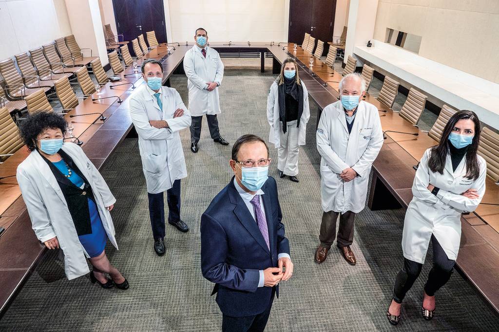 CARLOS WIZARD-MEDICOS.jpg CONSELHO - Wizard (no centro) e Yamaguchi (à esq.): membros mais influentes de fora do governo -