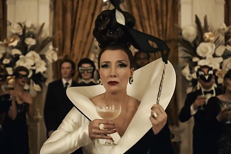 CRUELLA-2021-26.jpg CALAFRIOS - Emma Thompson: olhar que transforma qualquer um em pedra -