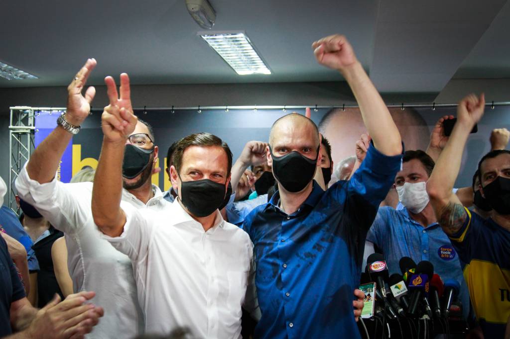 Covas vitorioso Bruno Covas comemora, ao lado do governador João Doria (PSDB), a vitória na eleição para a prefeitura