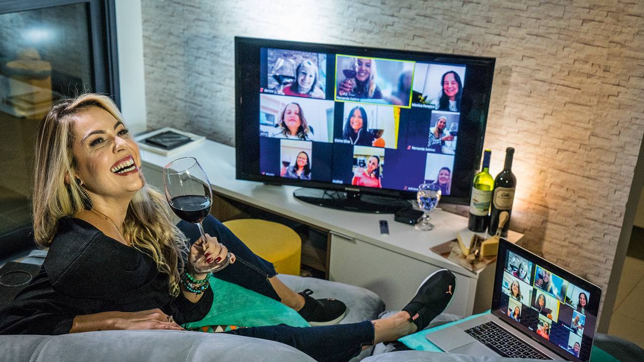 NOVOS HÁBITOS - Fernanda Sabino, da Women e Wine, interage com clientes: a onda enóloga agora é doméstica -