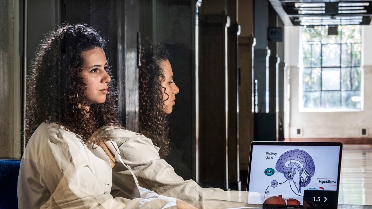 A TODA - A estudante Gabriela habituou-se a acelerar os vídeos: “Sobra mais tempo depois para descansar da tela”, diz -