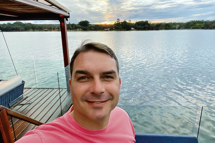 FLAVIO-BOLSONARO.png AMIGO OCULTO - Flávio: selfie na chácara do advogado acusado de corrupção -
