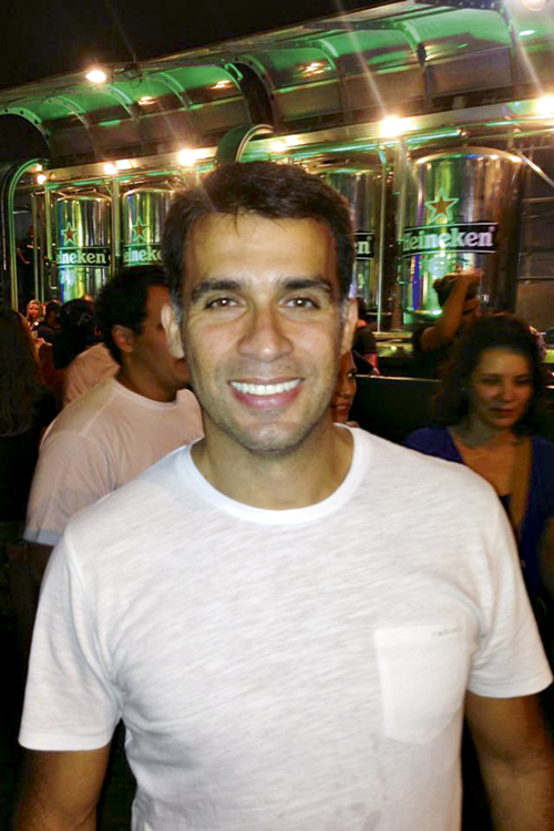 FOTOS-JAIRINHO-DANIEL-2.jpg LAÇOS - O multifunções Carvalho: o advogado e ex-cunhado, sócio da empresa sobre a qual o vereador tem todo o poder, é homem de confiança da família e hoje assessor no gabinete dele -