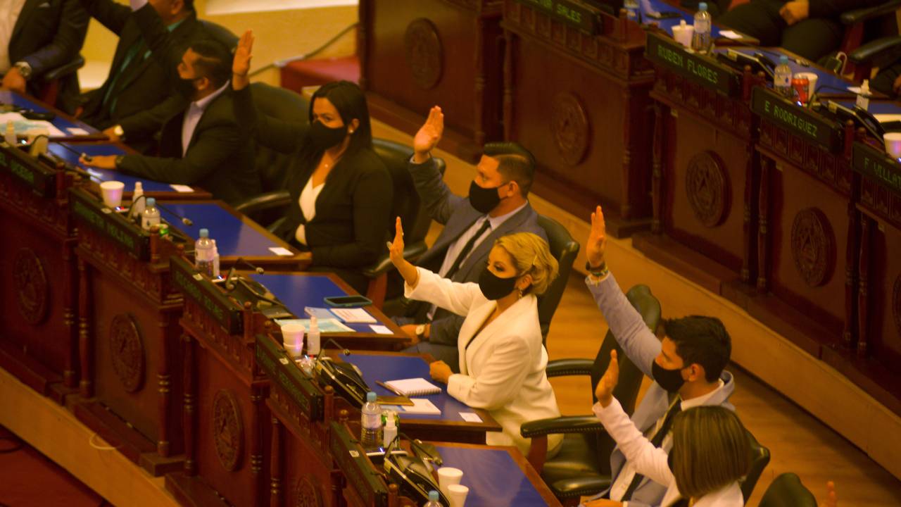 Legislativo governista de El Salvador vota para destituir procurador-geral e magistrados do Supremo - 01/05/2021