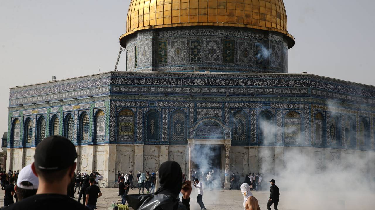 Conflitos entre palestios e policiais israelenses no entorno da mesquita Al-Aqsa, em Jerusalém - 10/05/2021