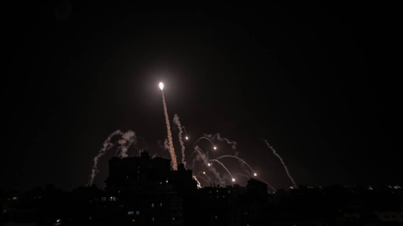 Sistema de defesa antiaérea de Israel intercepta foguetes do Hamas