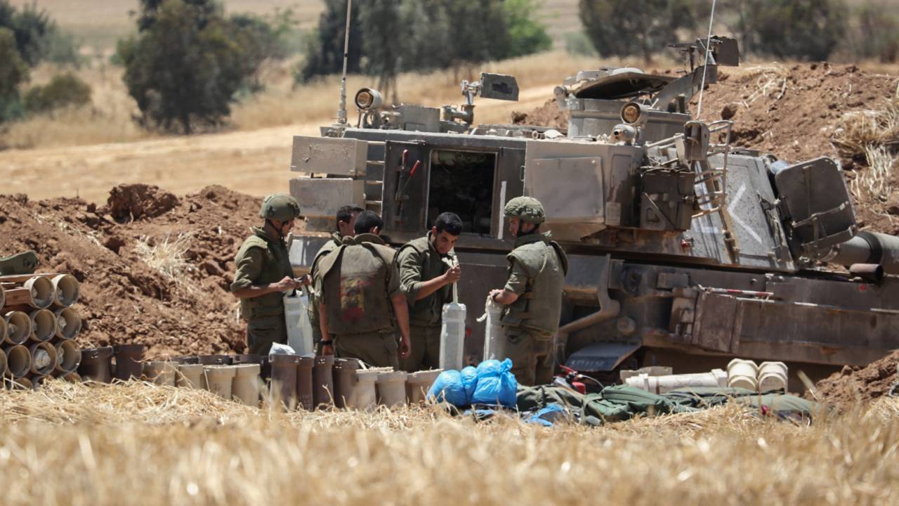 Militares israelenses protegem a cidade de Sderot, próximo à fronteira com a Faixa de Gaza
