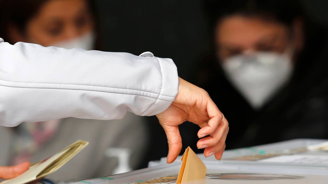 Mulher vota em eleição para Assembleia Constituinte em Santiago, Chile - 16/05/2021