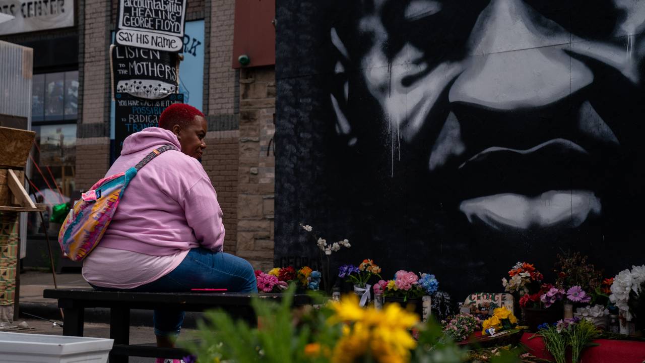 Homenagens em frente mural com rosto de George Floyd em Minneapolis. 25/05/2021