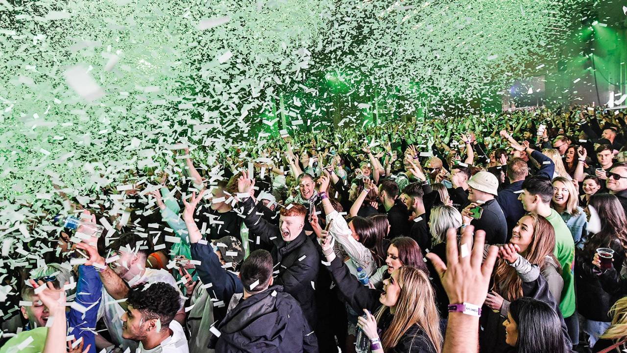 FARRA - Evento-teste em estádio em Liverpool: comemoração depois do fim do isolamento -