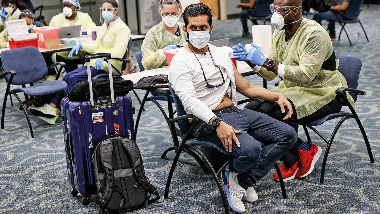 CHEGOU, LEVOU - Aeroporto de Miami: o imunizante agora é oferecido assim que o passageiro desembarca na cidade -