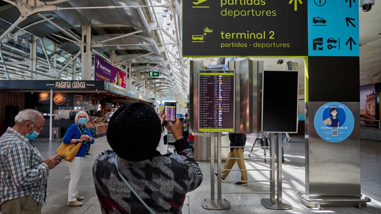 Passageiros vistos em aeroporto em Lisboa. 17/05/2021