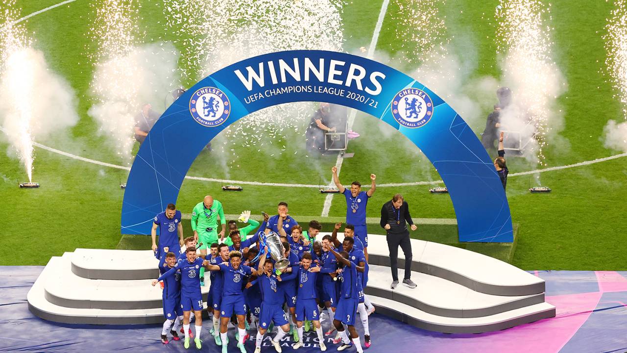 Jogadores do Chelsea comemoram com a taça o título da Liga dos Campeões -
