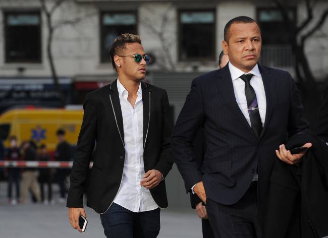 Neymar At National Court On FC Barcelona Fraud Investigation Neymar, ao lado do pai, durante julgamento na Corte de Madri, em 2016 -