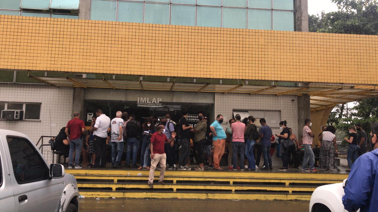 Parentes dos mortos no Jacarezinho no IML do Rio de Janeiro