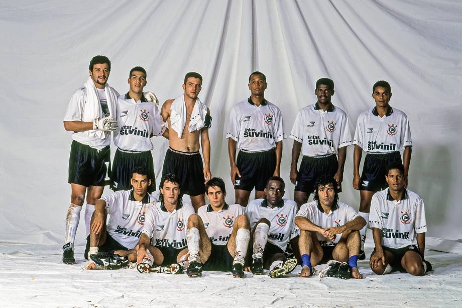 Time do Corinthians, em pé: Ronaldo, André Santos, Zé Elias, Pinga, Vitor e Elivélton; agachados: Marques, Tupazinho, Sylvinho, Ezequiel, Fabinho e Marcelinho Carioca, após partida, em 1995 -