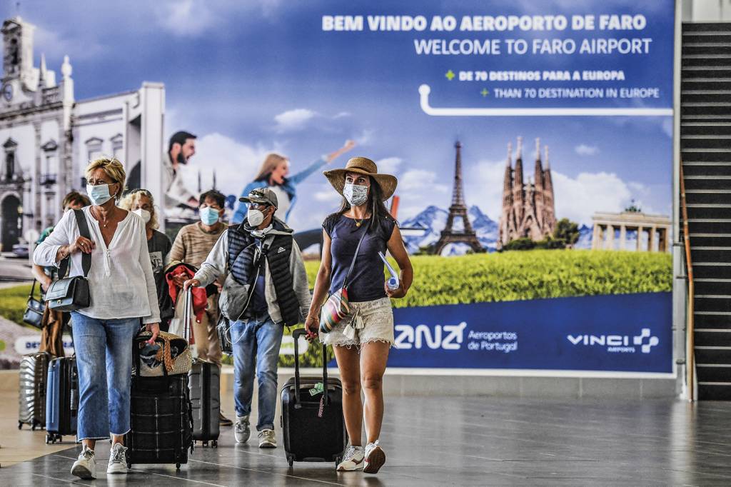 PORTUGAL-TURISTAS-DESEMBARQUE1.jpg VIVA O SOL - Aeroporto de Faro, em Portugal: os turistas são bem-vindos -