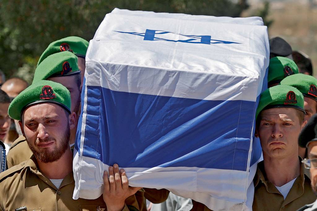 ISRAEL-PALESTINIAN-CONFLICT-GAZA-FUNERAL TRÁGICO IMPASSE - Enterro em Israel: soldado leva colega morto em um conflito sem solução à vista -