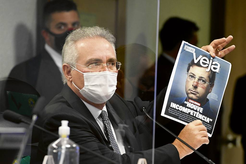 Renan Calheiros, com a capa de VEJA: o relator pediu a prisão de Fabio Wajngarten após contradições e omissões IRRITADO - Renan Calheiros, com a capa de VEJA: o relator pediu a prisão de Fabio Wajngarten após contradições e omissões -