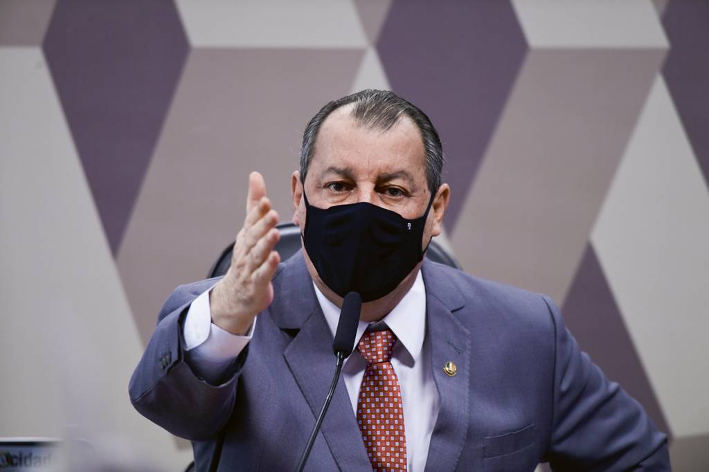 Omar Aziz: o presidente da CPI requisitou ao MP que apure se o ex-secretário mentiu CERCO - Omar Aziz: o presidente da CPI requisitou ao MP que apure se o ex-secretário mentiu -