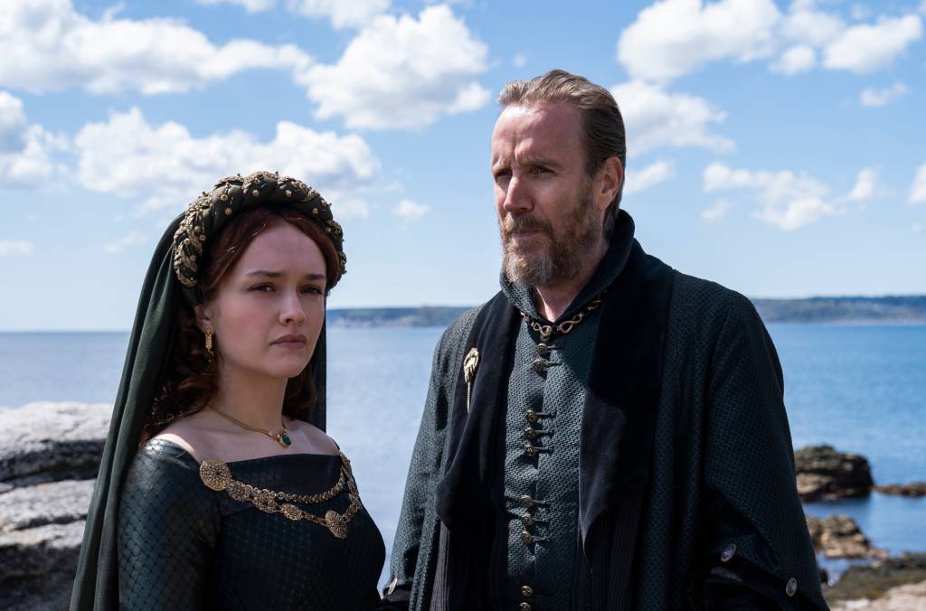 olivia-cooke-rhys-ifans A atriz Olivia Cooke como Alicent Hightower e Rhys Ifans como Otto Hightower na série 'The House of The Dragon' -